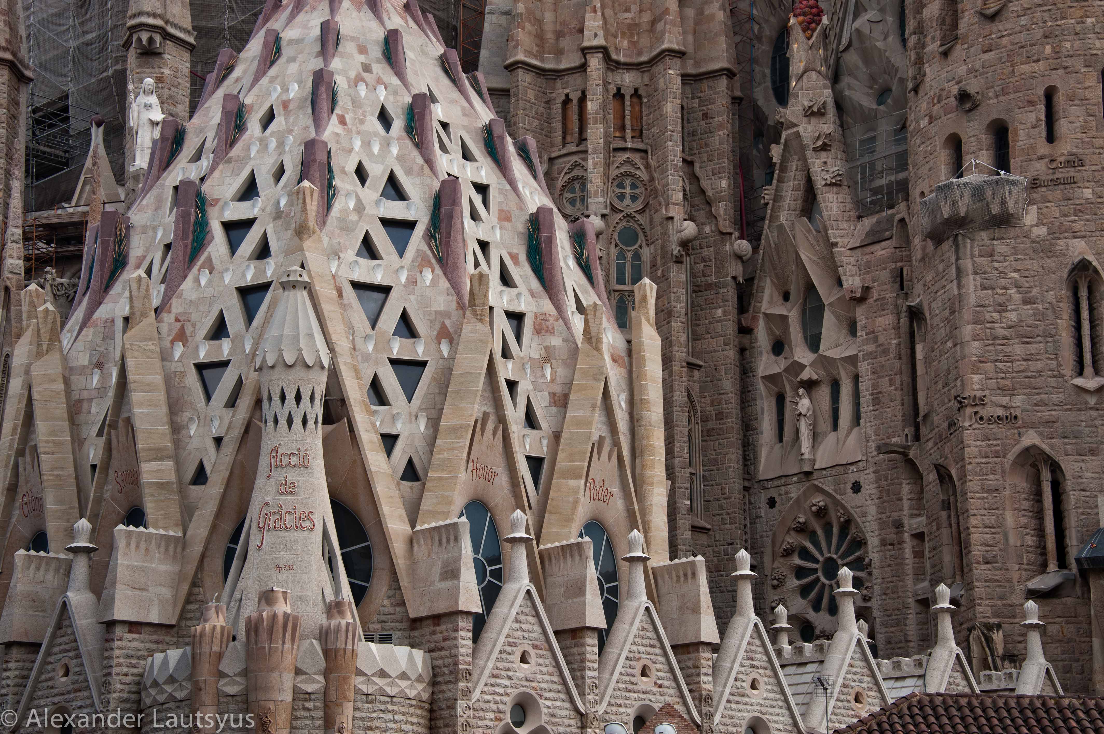 Sagrada Familia Exterior Details World In Your Eyes